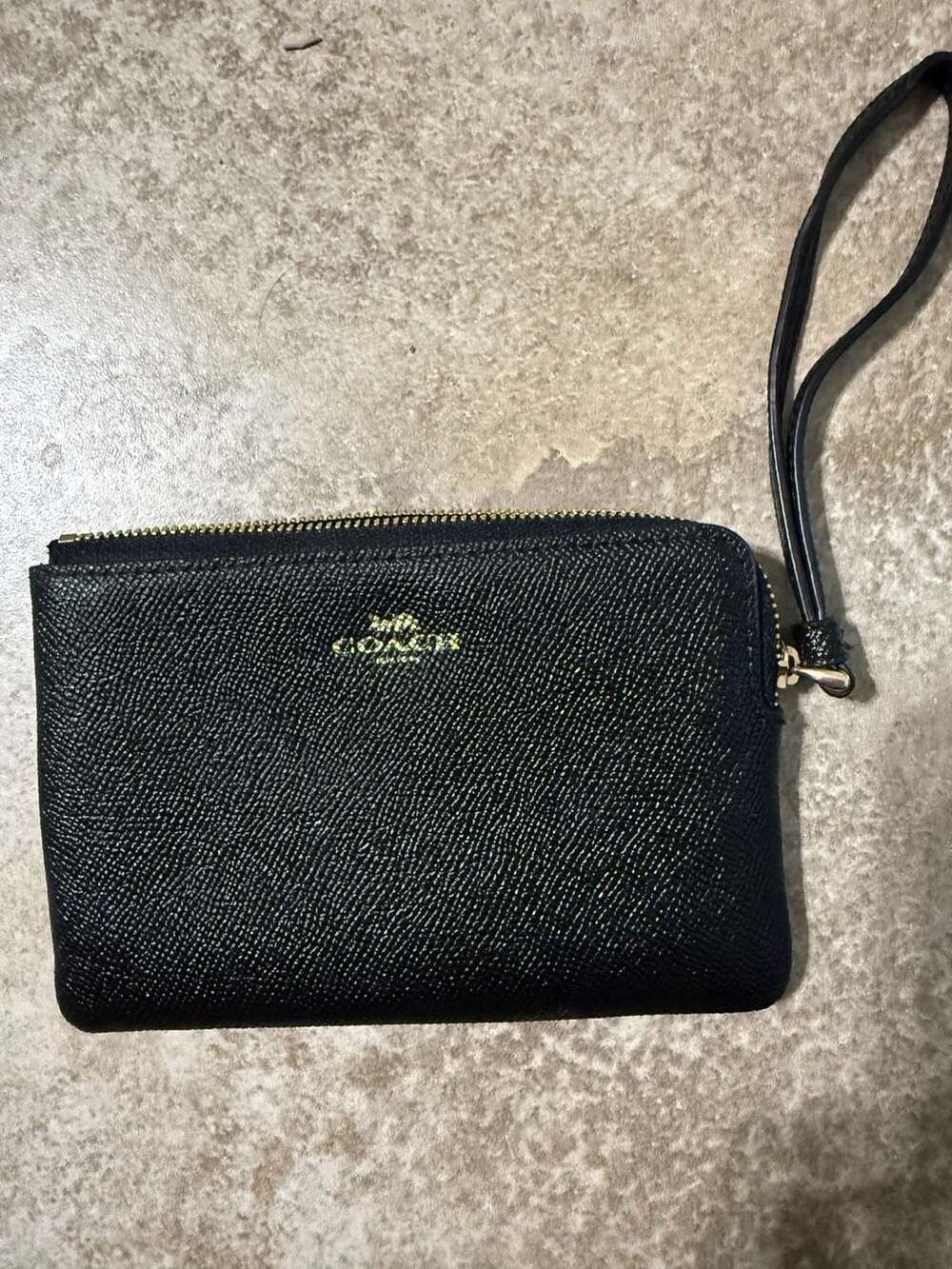 Coach Corner Zip Wristlet In Crossgrain Leather Black F58032